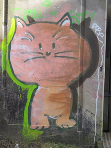 829395 Afbeelding van een graffiti met een kat, onderaan de Demkaspoorbrug bij de Isotopenweg te Utrecht.